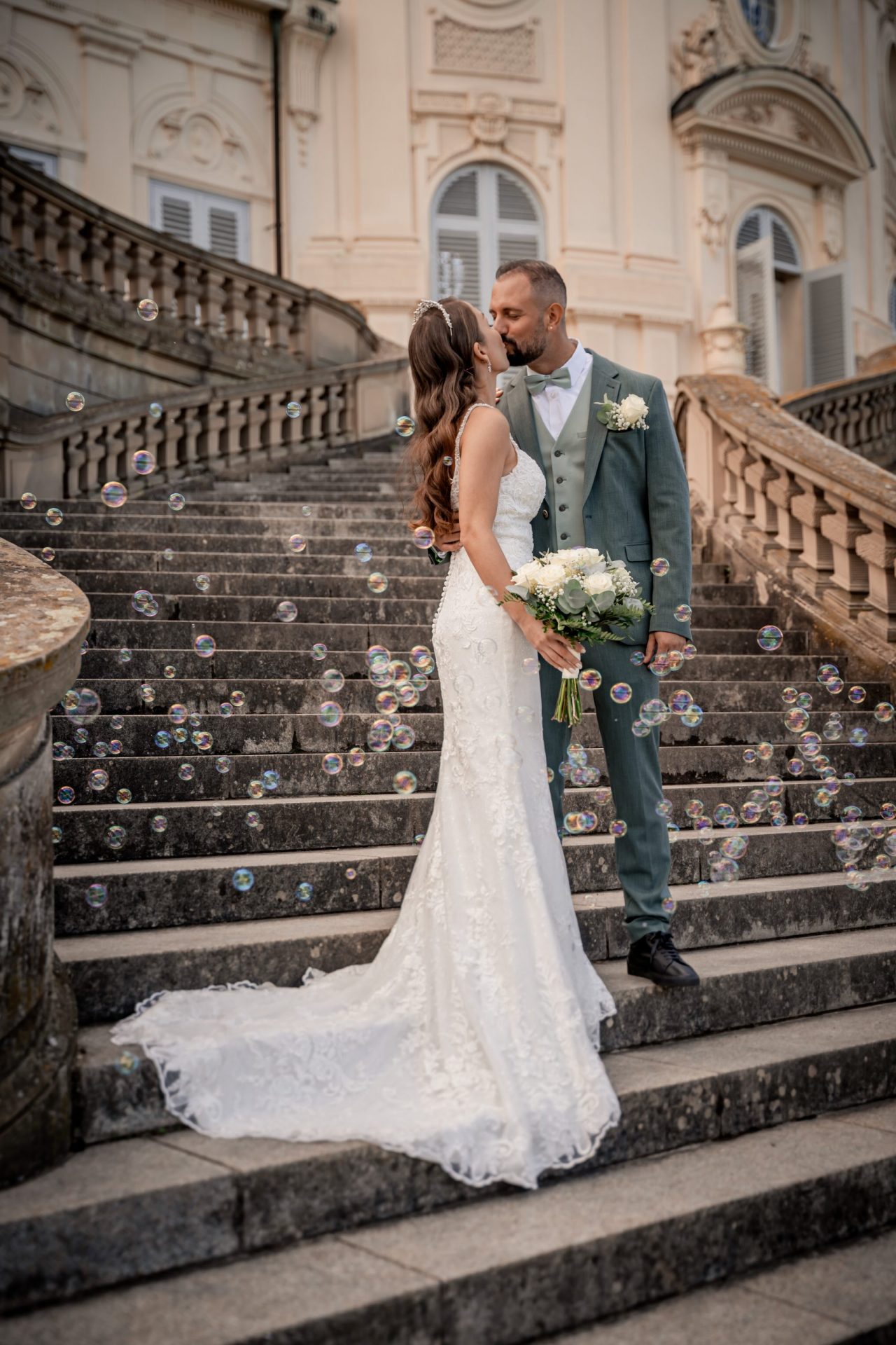 Hochzeitsfotograf Ludwigsburg Ehepaar küssend mit schönem Hintergrund
