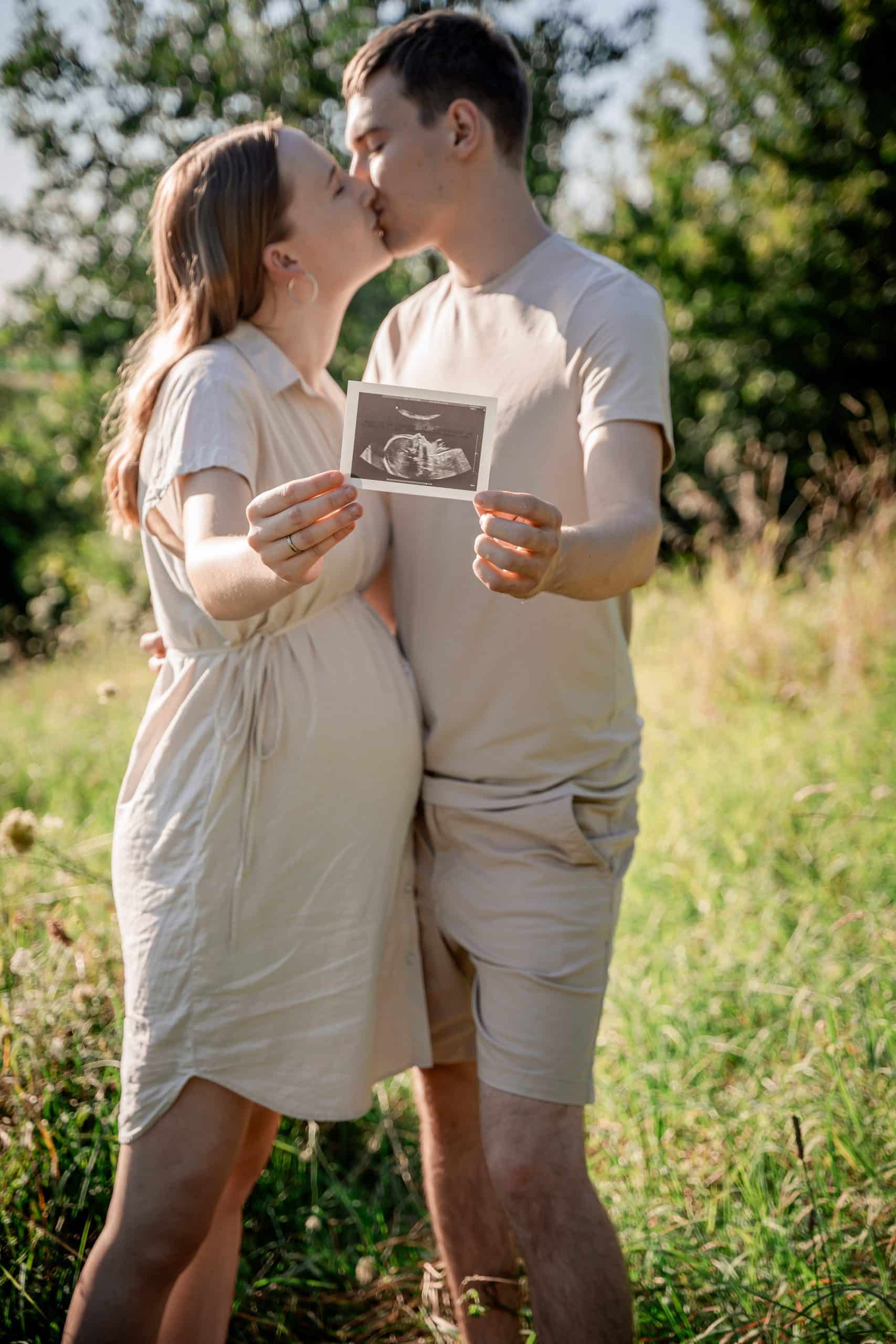 Schwangerschaftsshooting_Sarah&Fabian-00197 Ultraschallbild mit Paar