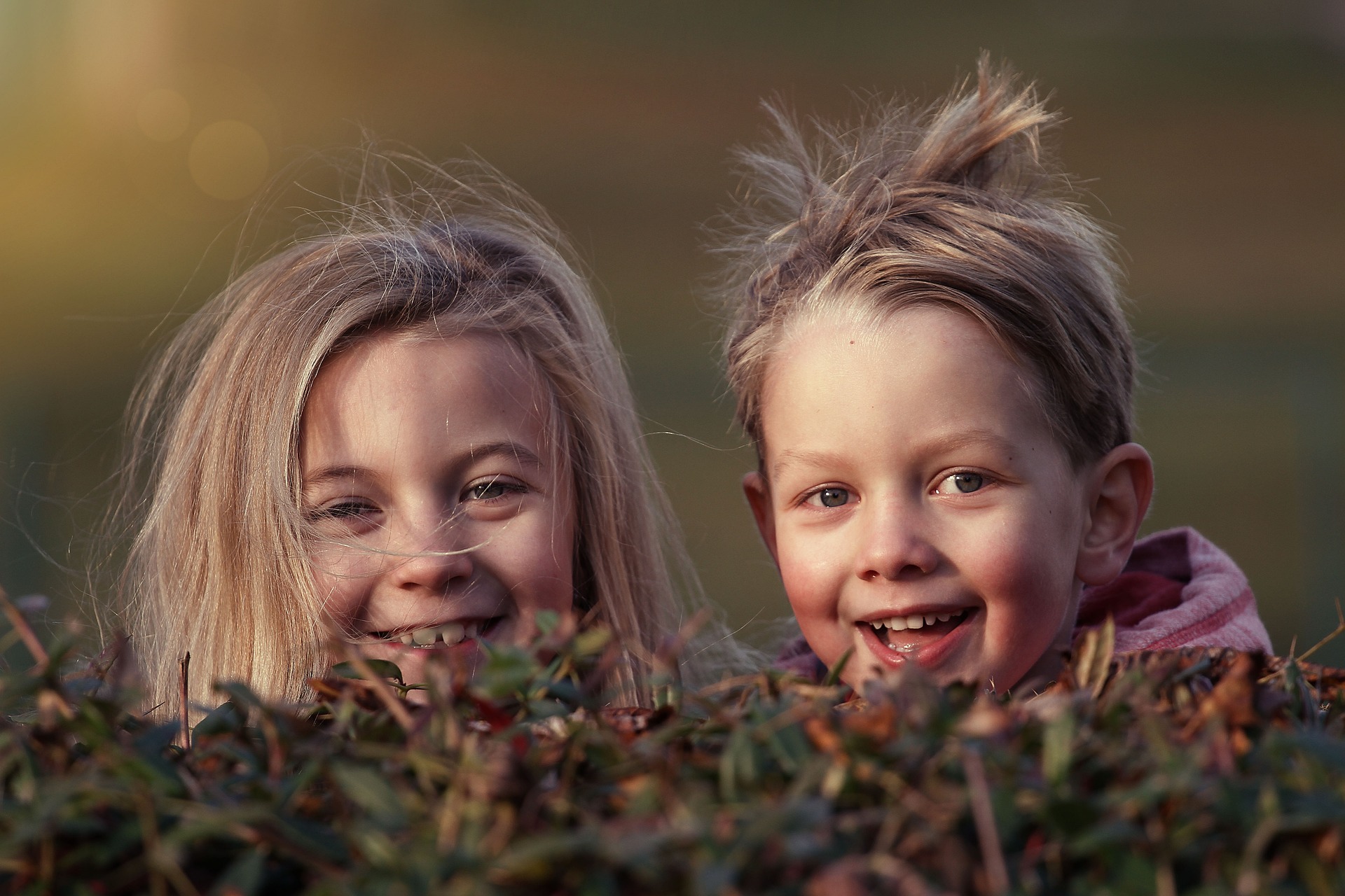 lachende versteckte kinder