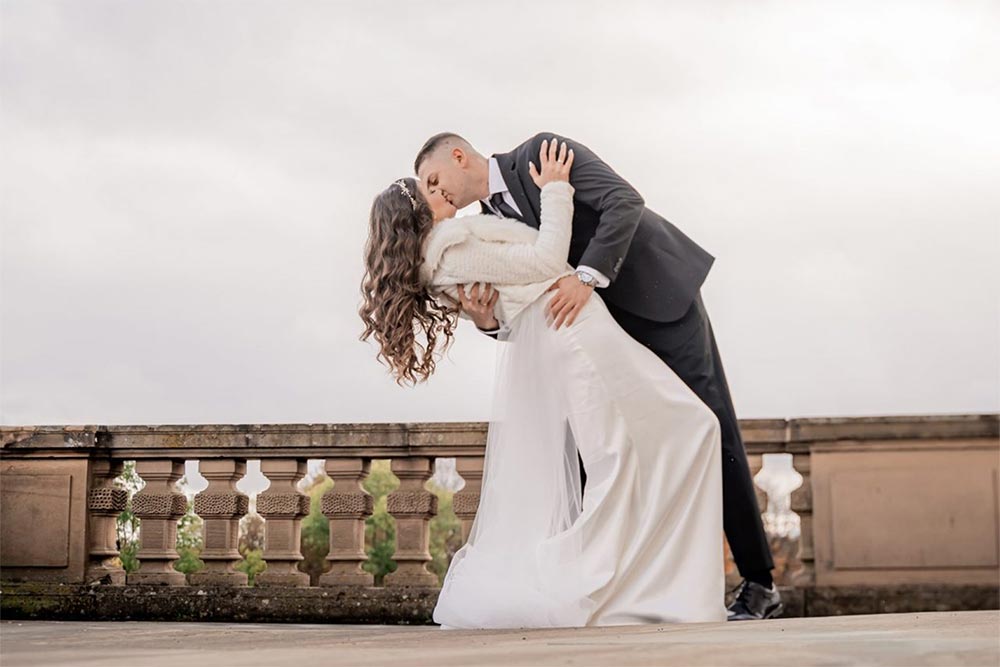 Hochzeitsfotograf Ludwigsburg Ehepaar Arm in Arm küssend